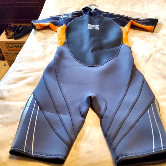 Body Glove Shorty wetsuit-youth size 14- like new - Picture 1 of 10